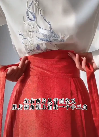 左右两片从背面交叉，里面裙角朝上留出一个小三角.webp