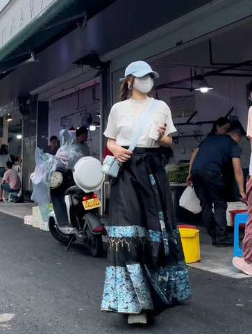 斗罗：胡列娜换上纯白马面裙，银靴包住膝盖，骑马的瞬间长裙飘飘