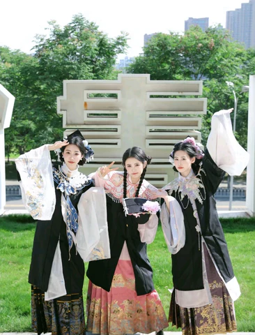 学士服+云肩+马面裙真的适配度超高.webp